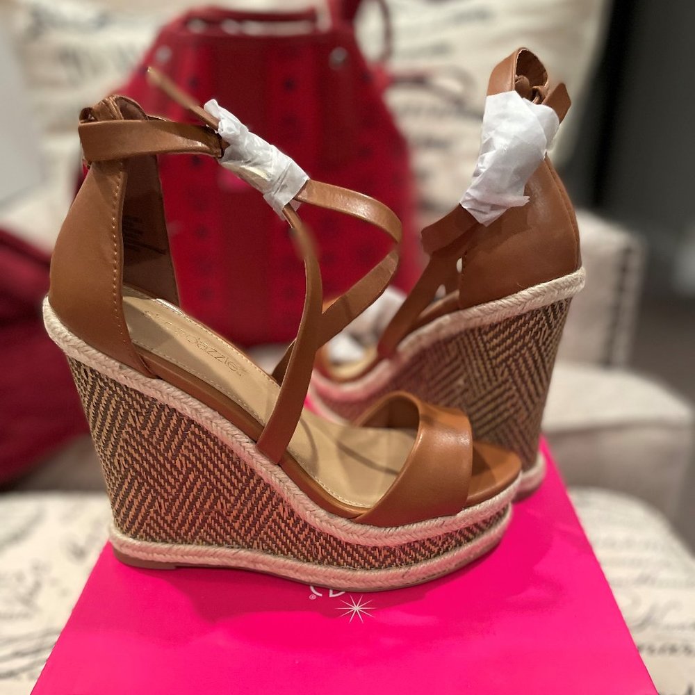 Light Brown/Cream Size 6 Wedge Sandals